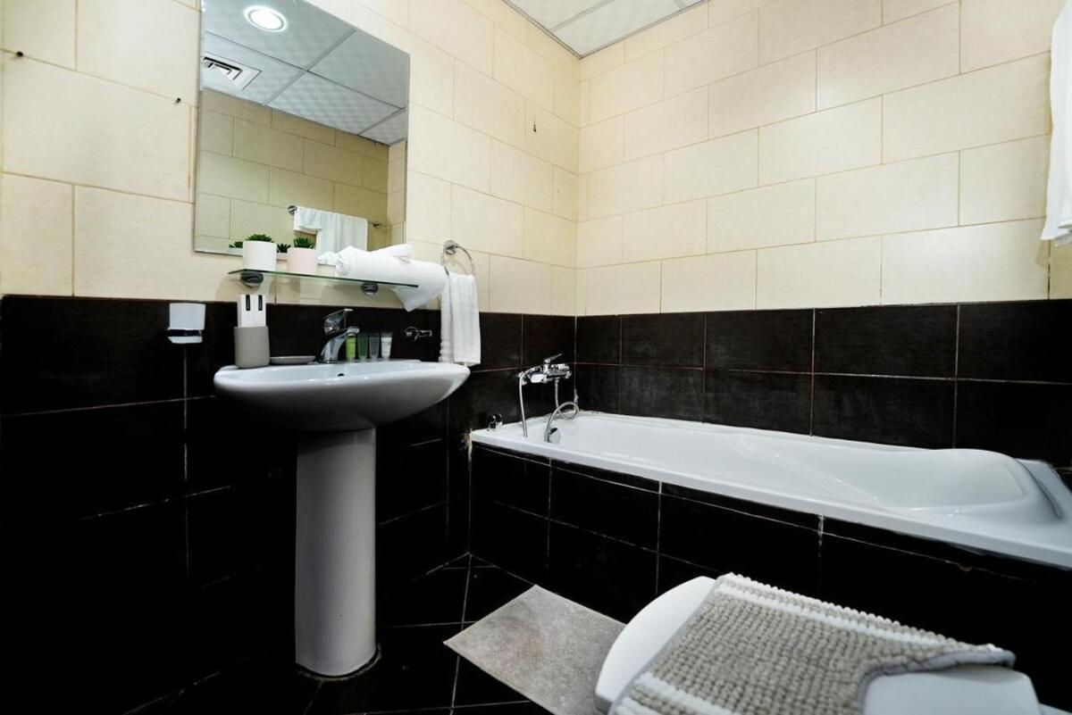 1 Bedroom With Gym Pool *