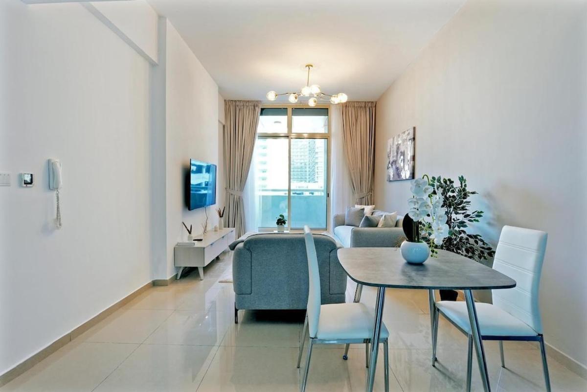 1 Bedroom With Gym Pool Apartment Dubai